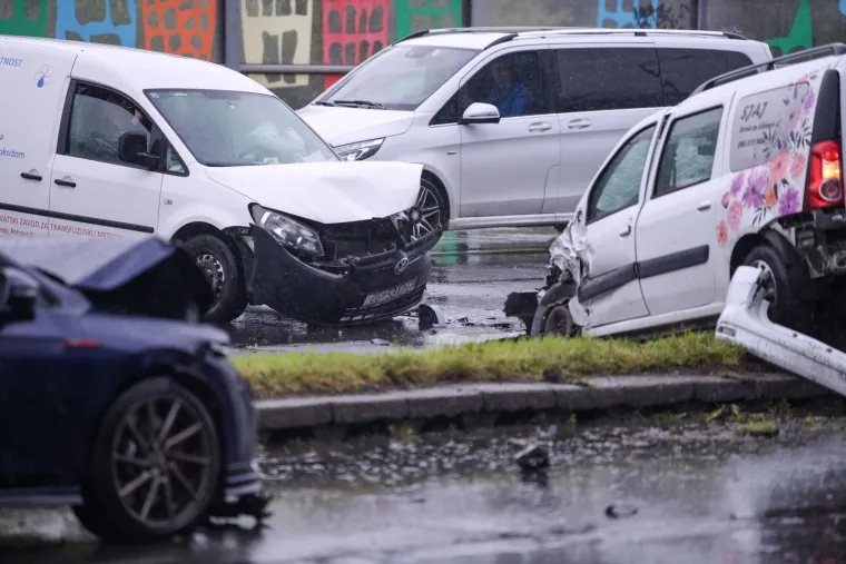 Pogledajte kr&scaron; i lom na Slavonskoj aveniji: Sudarilo se pet vozila, nastala je guža