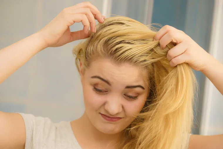 8. Masno ili suho vlasi&scaron;te: Mu&scaron;karci obično imaju prirodno masniju kosu od žena. To je zato &scaron;to je testosteron &ndash; glavni mu&scaron;ki spolni hormon, dio skupine hormona koji se nazivaju androgeni i kada oni porastu, dolazi do povećane proizvodnje sebuma, masne tvari u koži. To je razlog za&scaron;to tinejdžeri koji prolaze kroz pubertet pate od masne kose, a žene mogu doživjeti isti problem tijekom perimenopauze i menopauze jer im se razina hormona mijenja. 