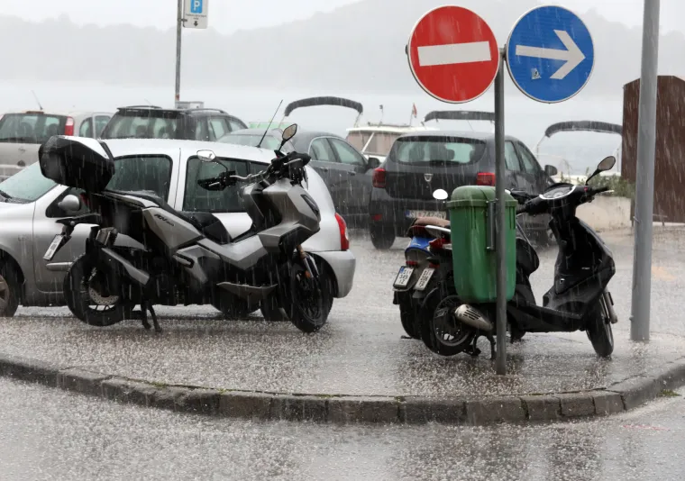 Proljeće je, a u Dalmaciji malo tko &scaron;eće uz more. Razlog? Pa u &Scaron;ibeniku pada tuča