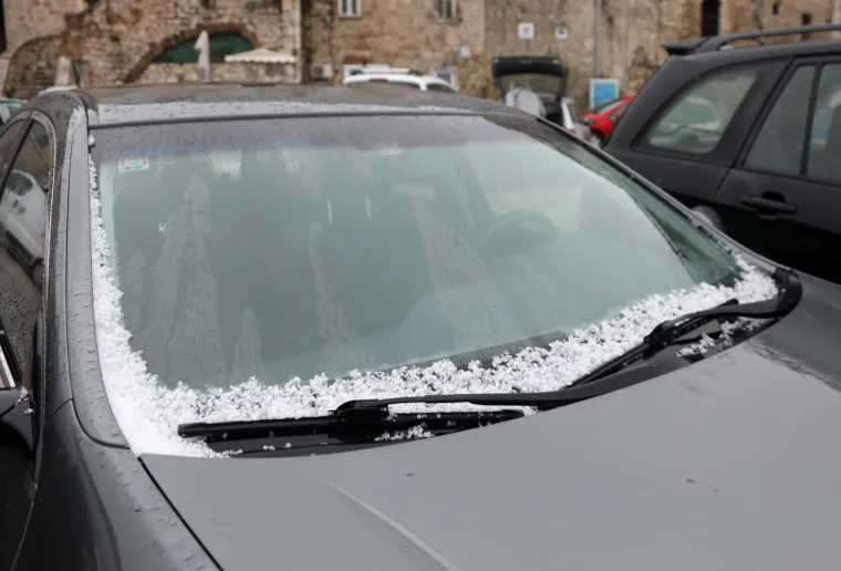 Proljeće je, a u Dalmaciji malo tko &scaron;eće uz more. Razlog? Pa u &Scaron;ibeniku pada tuča