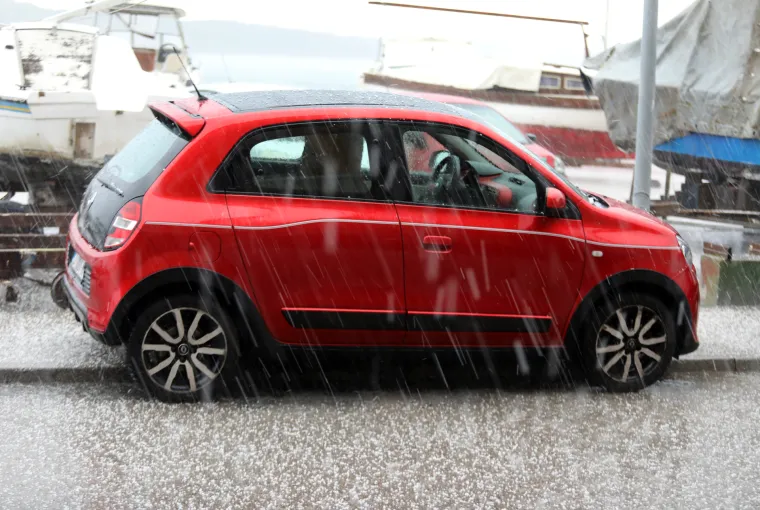 Proljeće je, a u Dalmaciji malo tko &scaron;eće uz more. Razlog? Pa u &Scaron;ibeniku pada tuča