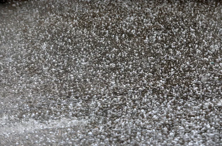 Proljeće je, a u Dalmaciji malo tko &scaron;eće uz more. Razlog? Pa u &Scaron;ibeniku pada tuča