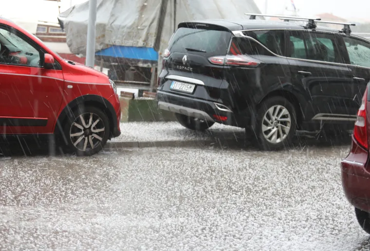 Proljeće je, a u Dalmaciji malo tko &scaron;eće uz more. Razlog? Pa u &Scaron;ibeniku pada tuča