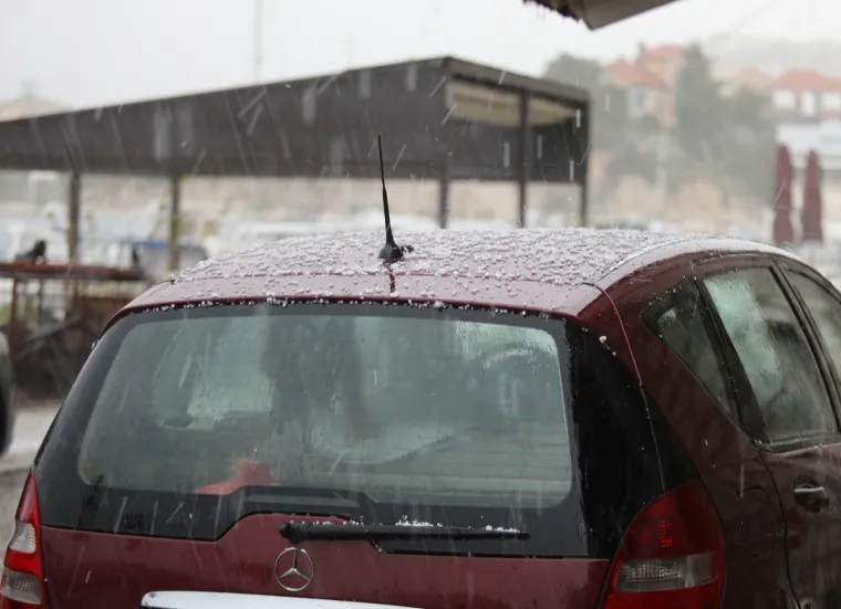 Proljeće je, a u Dalmaciji malo tko &scaron;eće uz more. Razlog? Pa u &Scaron;ibeniku pada tuča
