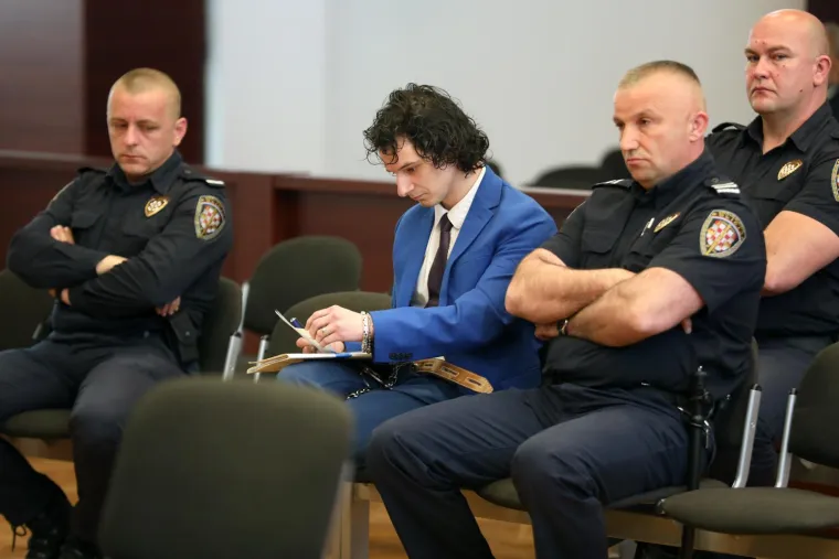 Nastavljeno suđenje za trostruko ubojstvo u Splitu: Filip Zavadlav se na sudu pojavio u plavom odijelu
