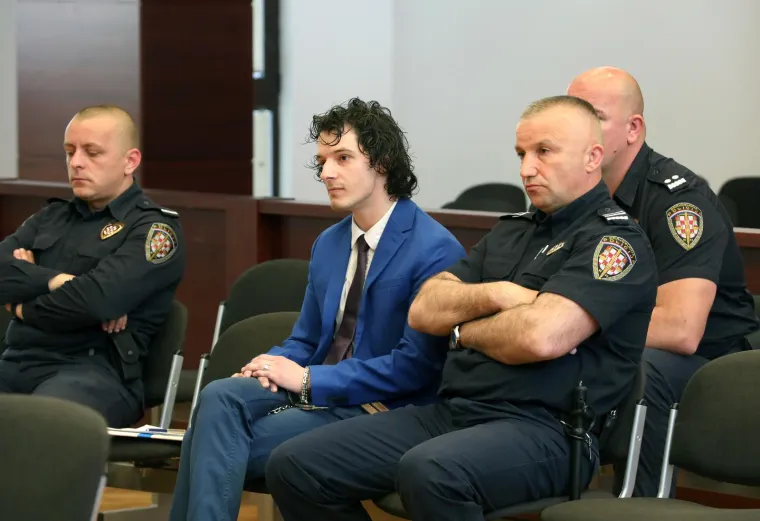 Nastavljeno suđenje za trostruko ubojstvo u Splitu: Filip Zavadlav se na sudu pojavio u plavom odijelu