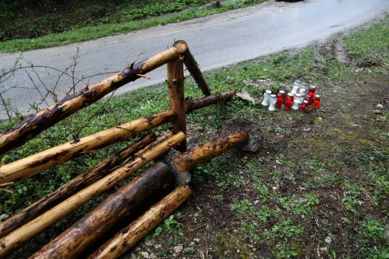 Na ovom mjestu poginuo je vozač relija Craig Breen. Lampioni gore, ljudi dolaze i odaju mu počast