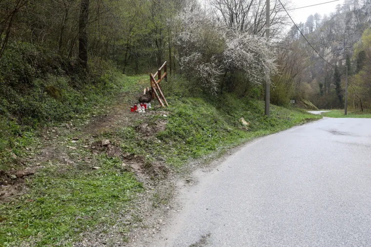 Na ovom mjestu poginuo je vozač relija Craig Breen. Lampioni gore, ljudi dolaze i odaju mu počast