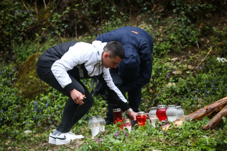 Na ovom mjestu poginuo je vozač relija Craig Breen. Lampioni gore, ljudi dolaze i odaju mu počast