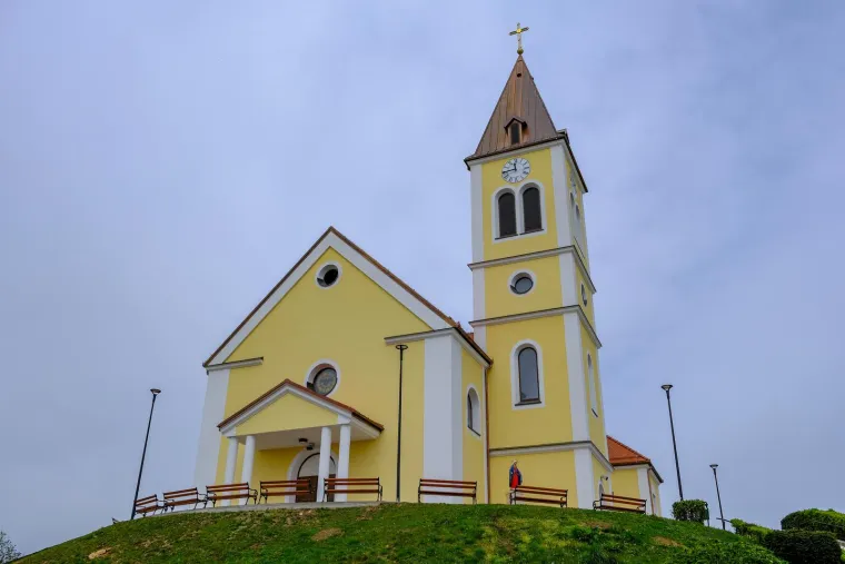 Crkva u Kravarskom postala je simbol stradanja u potresu. Nakon dvije i pol godine, potpuno je obnovljena
