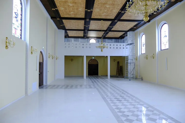 Crkva u Kravarskom postala je simbol stradanja u potresu. Nakon dvije i pol godine, potpuno je obnovljena