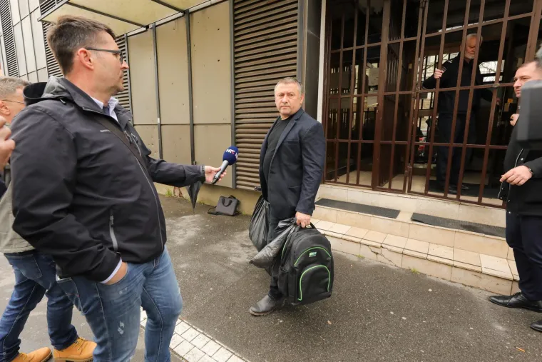 S vrećama u rukama i bez komentara sjeo u auto. Dekanić nakon mjesec dana više nije iza rešetaka