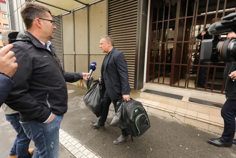S vrećama u rukama i bez komentara sjeo u auto. Dekanić nakon mjesec dana više nije iza rešetaka