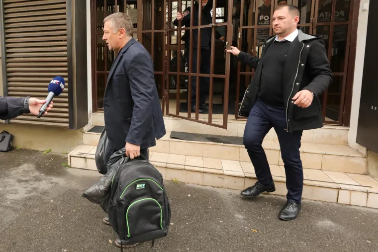 S vrećama u rukama i bez komentara sjeo u auto. Dekanić nakon mjesec dana više nije iza rešetaka