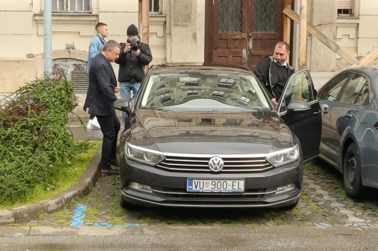 S vrećama u rukama i bez komentara sjeo u auto. Dekanić nakon mjesec dana više nije iza rešetaka