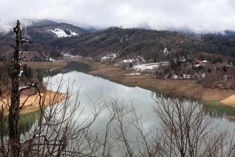 No pražnjenje ovog jezera pruža i jedinstvenu priliku - šetnju dnom isušenog jezera.  &quot;Razgledajte nekadašnje Lokvarsko polje, kao i ostatke naselja Srednji Jarak s ostacima kuća, pilana i gostionica koje su davno tu postojale.  Definitivno treba iskoristiti činjenicu da narednih dvadesetak godina neće biti novog pražnjenja jezera te da će se oni koji sada iskoriste priliku prošetati područjem, koje se inače nalazi desetke metara ispod površine, moći hvaliti mlađim generacijama da su šetali dnom Lokvarskog jezera&quot;, poručuju iz Turističke zajednice Gorskog kotara.