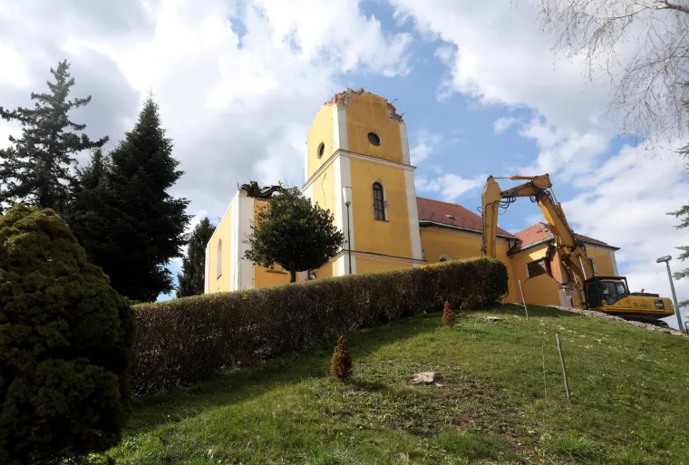 . Crkva Uzvi&scaron;enja Sv. Križa simbol je stradanja u petrinjskom potresu na području Zagrebačke županije. Nakon o&scaron;tećenja morala je biti sru&scaron;ena do temelja.