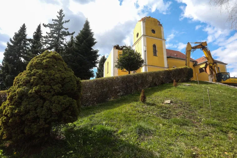 Nakon potresa brzo se prionulo obnovi. Zagrebačka županija za gradnju nove crkve izdvojila je 1.4 milijuna eura, dok je naknadno, porastom tro&scaron;kova, dodijeljeno jo&scaron; 250 tisuća eura. Preostali dio tro&scaron;kova osiguralo je Ministarstvo regionalnoga razvoja i fondova EU