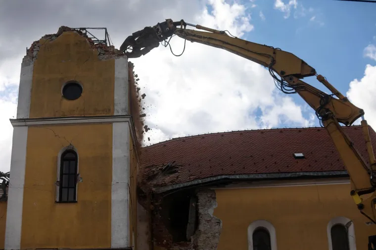 "Okupila se ekipa poduzetnika iz Župe i zadali smo si cilj da se obnovi crkva. Dobili smo i veliku pomoć od Zagrebačke županije", kaže župnik Blatarić.