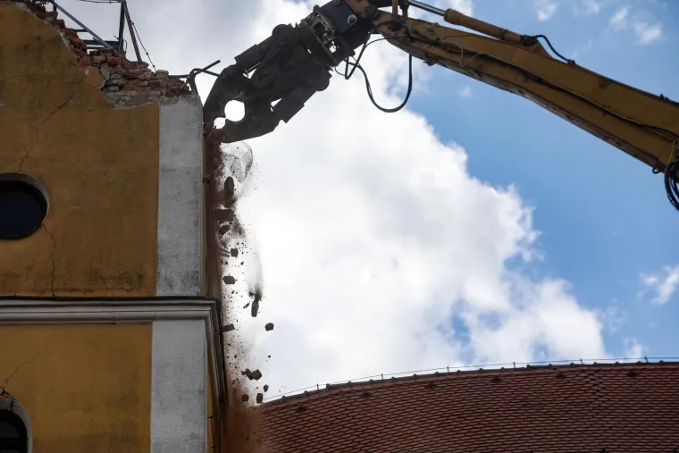 Nova crkva gotovo je istih dimenzija i oblika te je na istom mjestu gdje je bila i stara. Ne&scaron;to je veća zbog jačih temelja. Također, novost su nadstre&scaron;nice nad svakim ulazom, a oltarski prostor je drugačije liturgijski orijentiran nego u staroj crkvi. Uz to, crkvu će krasiti i novi reljef.