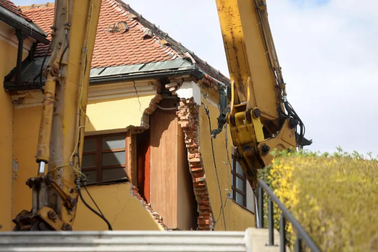 "Liturgijski prostor malo je drugačije postavljen. U pozadini oltarskog prostora je novi reljef Posljednja večera. Krstionica će sada biti na ulazu lijevo. Izvana je crkva malo &scaron;ira i duža, postavljene su i nadstre&scaron;nice nad ulazima. Zvonik je ostao stari, isti onaj koji je bio i prije Drugog svjetskog rata", poja&scaron;njava župnik.