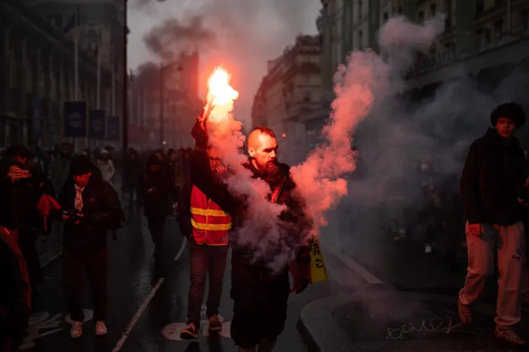 Ovo su ulice Pariza nakon odluke o podizanju dobi za umirovljenje! Uhićeno više od stotinu ljudi
