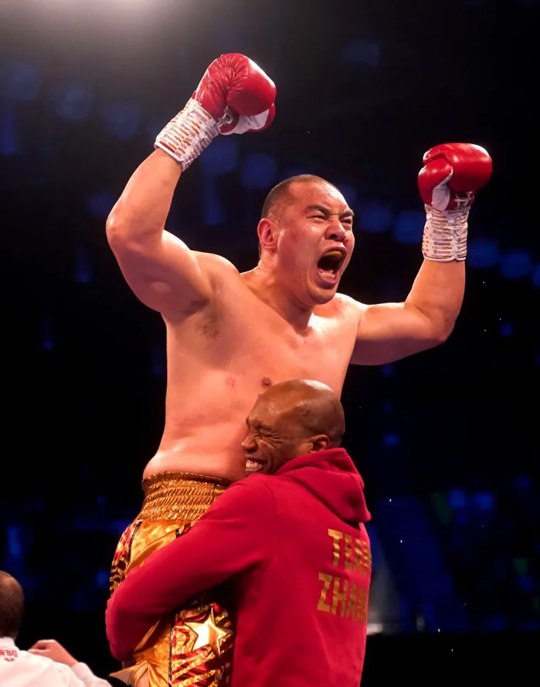 Izgubio je od Hrgovića, a sada je priredio iznenađenje: Zhang prekidom savladao Joycea i došao do pojasa privremenog WBO svjetskog prvaka