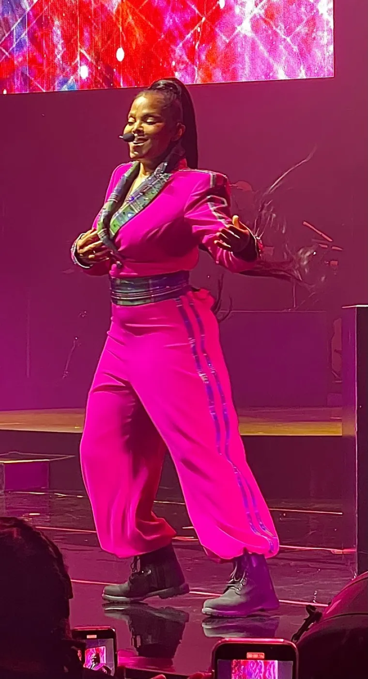 Janet Jackson na turneji nakon četiri godine izbivanja: Otplesala poznate koreografije u kostimima koji podsjećaju na njezin izgled tijekom karijere