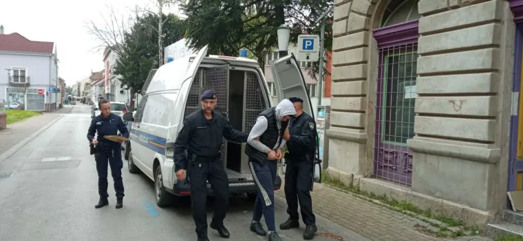 S kapuljačom na glavi M.K. (20) priveden na ispitivanje u Slavonskom Brodu: Na smrt pretukao prijatelja