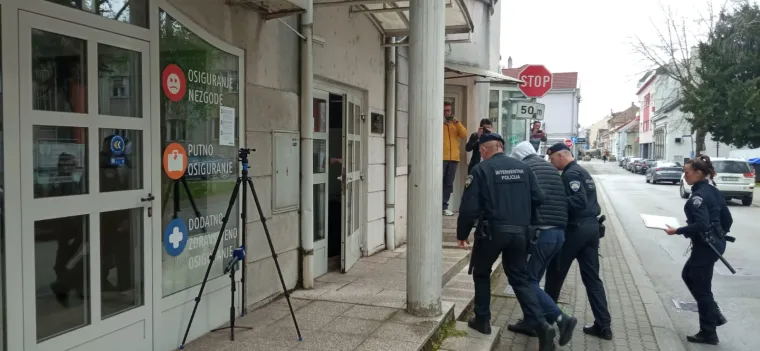 S kapuljačom na glavi M.K. (20) priveden na ispitivanje u Slavonskom Brodu: Na smrt pretukao prijatelja