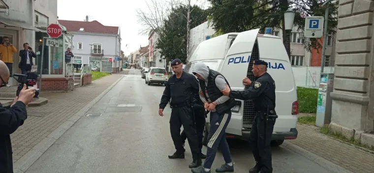 S kapuljačom na glavi M.K. (20) priveden na ispitivanje u Slavonskom Brodu: Na smrt pretukao prijatelja