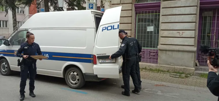 S kapuljačom na glavi M.K. (20) priveden na ispitivanje u Slavonskom Brodu: Na smrt pretukao prijatelja