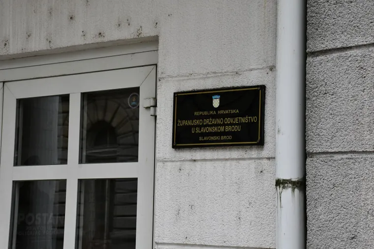 S kapuljačom na glavi M.K. (20) priveden na ispitivanje u Slavonskom Brodu: Na smrt pretukao prijatelja