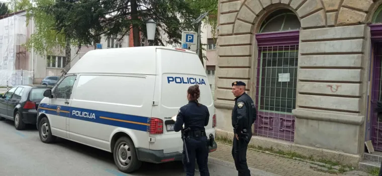 S kapuljačom na glavi M.K. (20) priveden na ispitivanje u Slavonskom Brodu: Na smrt pretukao prijatelja