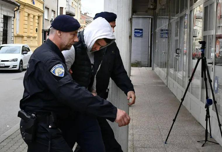 S kapuljačom na glavi M.K. (20) priveden na ispitivanje u Slavonskom Brodu: Na smrt pretukao prijatelja