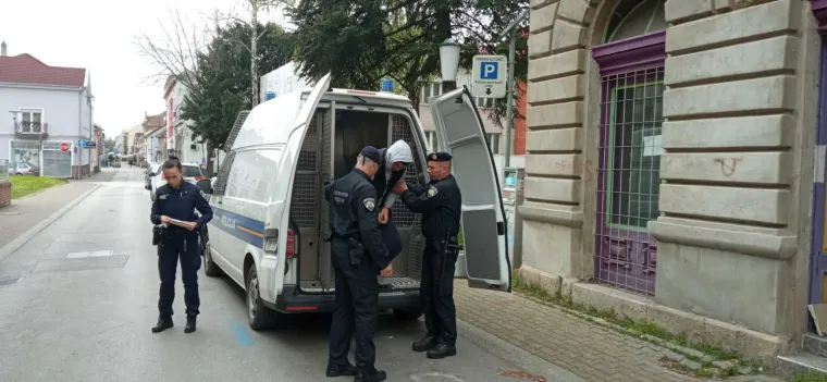 S kapuljačom na glavi M.K. (20) priveden na ispitivanje u Slavonskom Brodu: Na smrt pretukao prijatelja