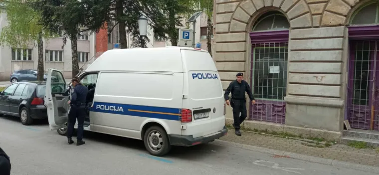 S kapuljačom na glavi M.K. (20) priveden na ispitivanje u Slavonskom Brodu: Na smrt pretukao prijatelja