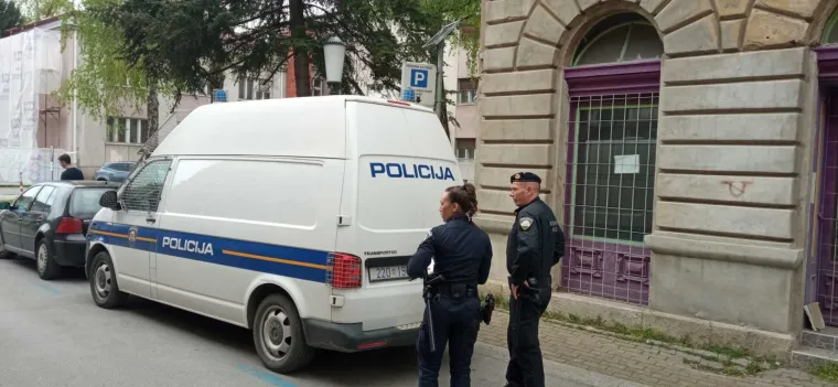 S kapuljačom na glavi M.K. (20) priveden na ispitivanje u Slavonskom Brodu: Na smrt pretukao prijatelja