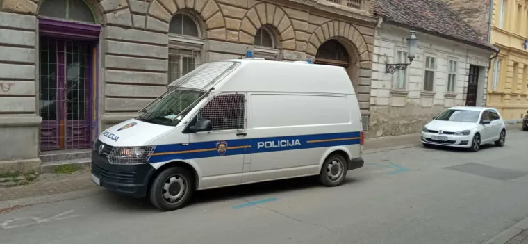 S kapuljačom na glavi M.K. (20) priveden na ispitivanje u Slavonskom Brodu: Na smrt pretukao prijatelja