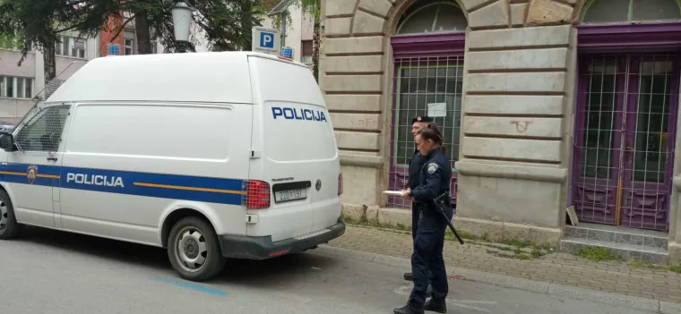 S kapuljačom na glavi M.K. (20) priveden na ispitivanje u Slavonskom Brodu: Na smrt pretukao prijatelja