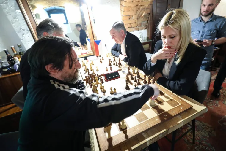 Što spaja bivše i sadašnje ministre, nogometaše, pjevače, voditelje? Odgovor je humanitarni šahovski turnir
