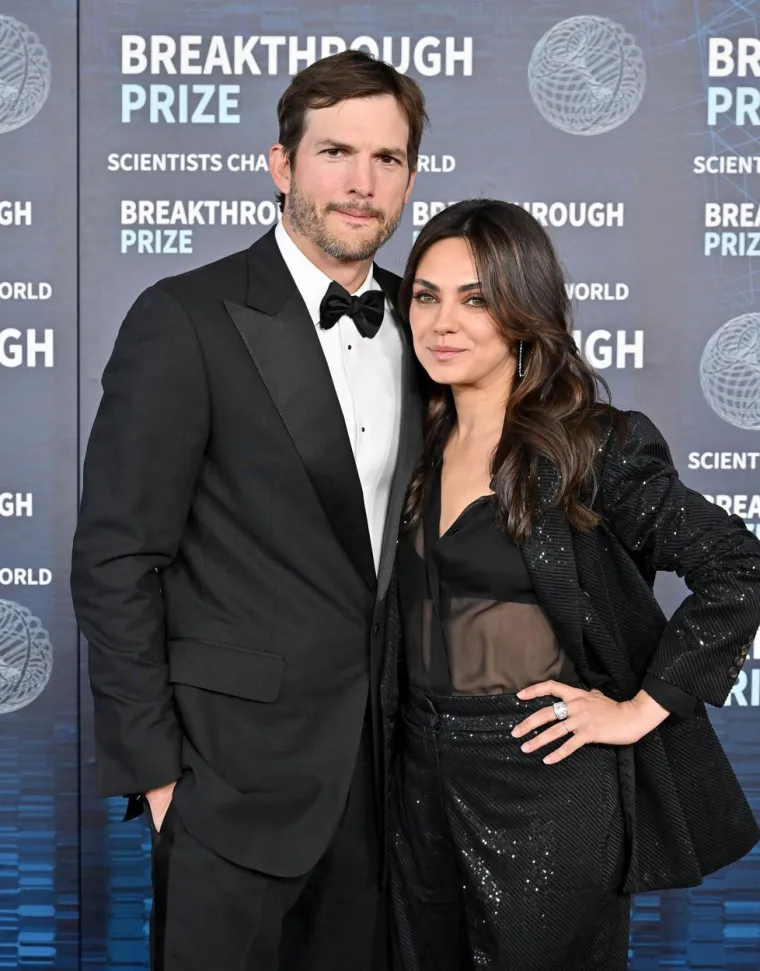 Tijekom gostovanja kod Conana 2016. godine, Mila Kunis je otkrila da su ona i Ashton Kutcher svoje vjenčane prstene kupili na Etsyju: &quot;Moj muž kupio mi je prekrasan zaručnički prsten. Stvarno prekrasan, prekrasan, ali naše vjenčane prstene, odlučila sam ih kupiti na Etsyju. Tako da su naši vjenčani prsteni s Etsyja.&quot; (Koštali su manje od 100 dolara!)