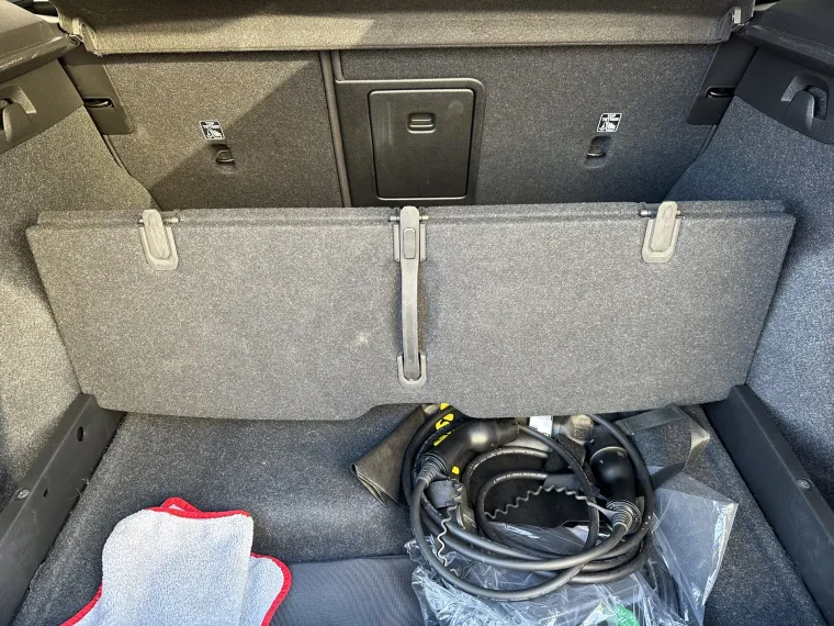 Ispod poda prtljažnika nalazi se dodatan prostor, idealan za odlaganje kablova za punjenje