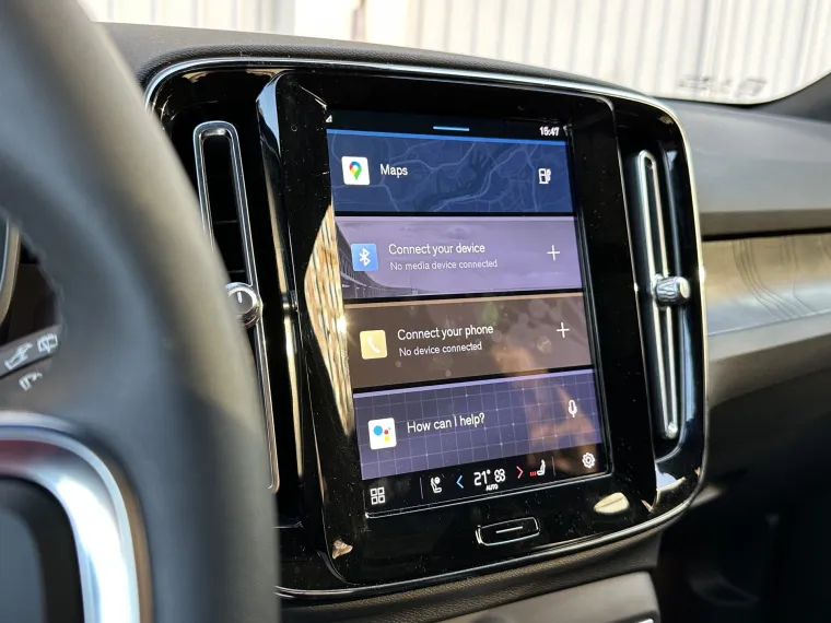 Glavni ekran postavljen je vodoravno, poput tableta