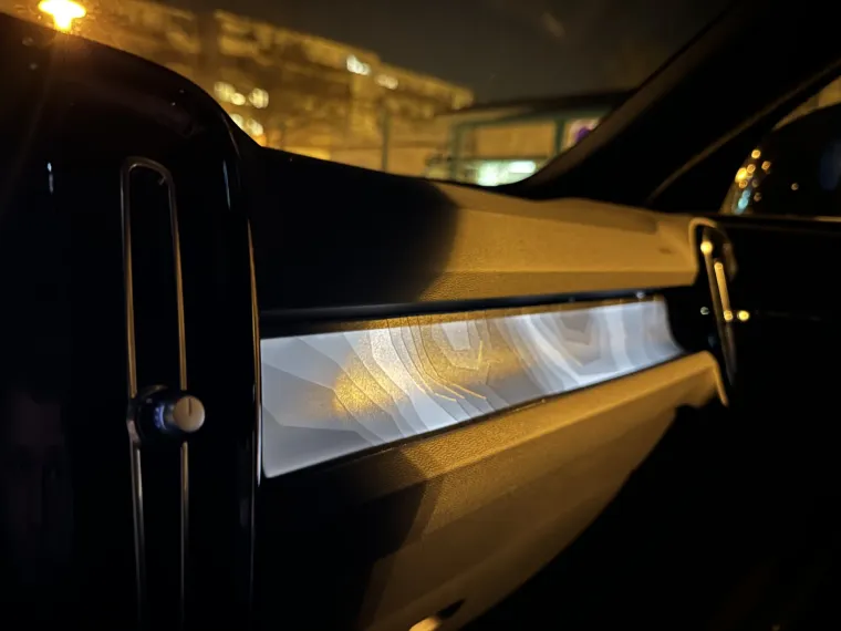 Na kokpitu se nalaze paneli koji efektno svijetle tijekom  noći