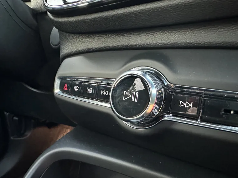 I same tipke ispod glavnog ekran su elegantne