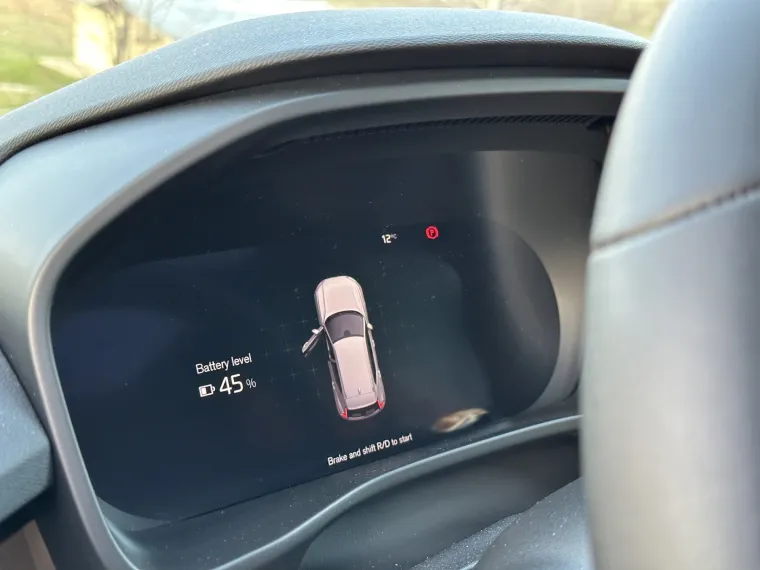 Vozačev ekran je cijeli digitalan, ali nema opcija personalizacije 