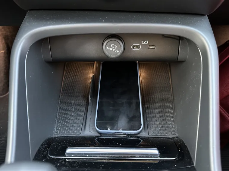 Ispod kokpita nalazi se i bežični punjač za mobitel koji radi sjajno i bez greške