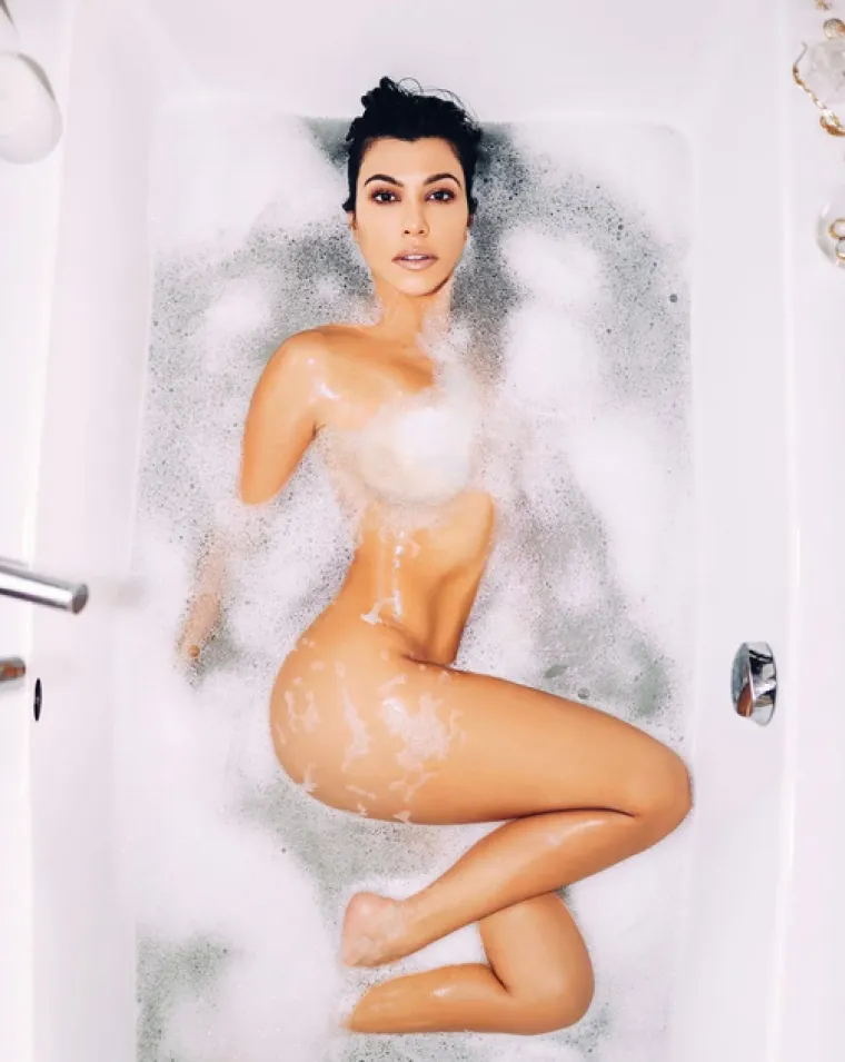 Najstarija sestra Kardashian klana, Kourtney, malo se zaigrala s nogom i &quot;stavila&quot; ju je prenisko.