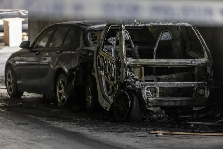 Potpuno izgorio Smart, oštećena još četiri vozila: Pogledajte fotografije, ovo izgleda strašno!
